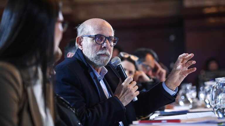 Flavio Fama en una sesión del Senado