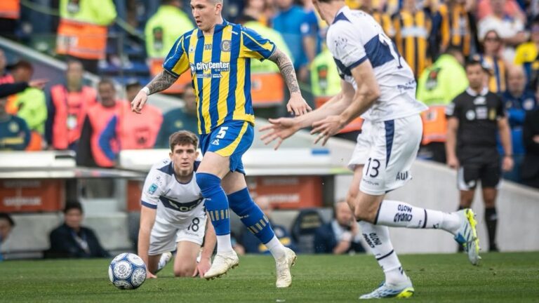 Partido entre Gimnasia y Rosario Central en el Gigante de Arroyito