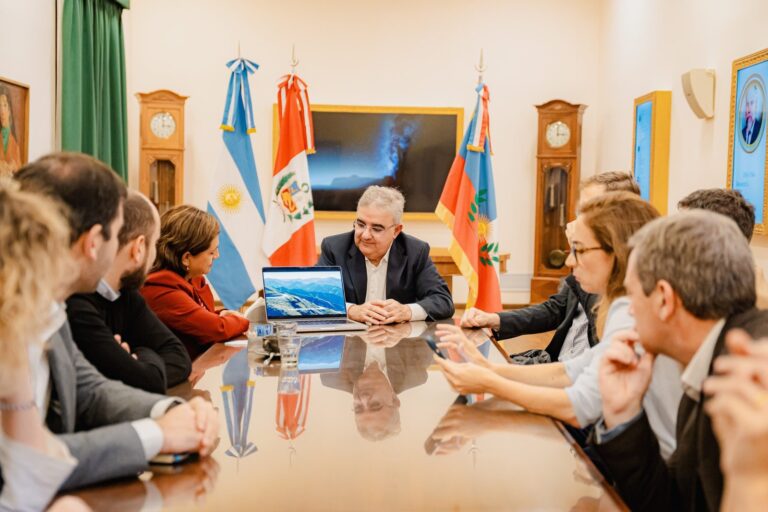 Reunión de trabajo entre el gobernador Raúl Jalil y técnicos del BID en el CATA