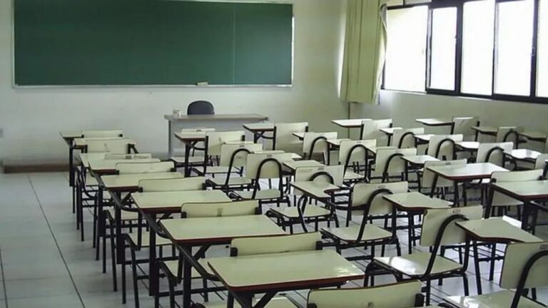 Escuela con aulas vacías durante paro docente