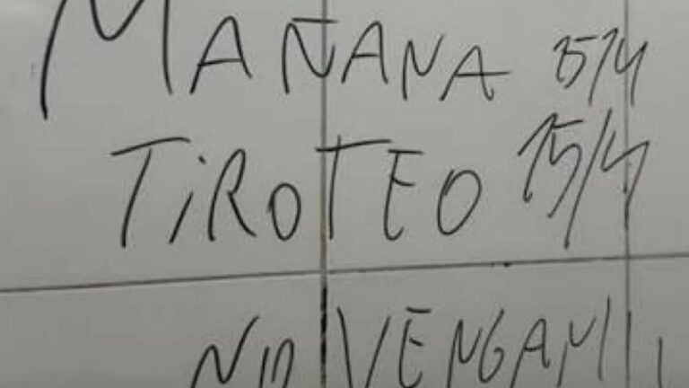 Imagen ilustrativa de una escuela y un escudo policial