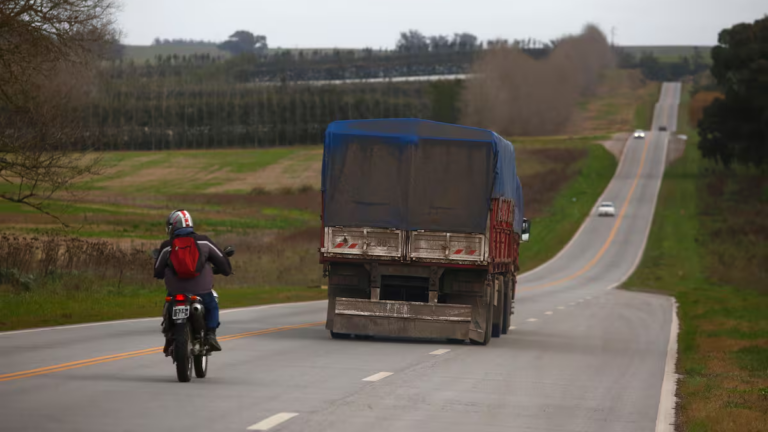 Ruta nacional con asfalto deteriorado
