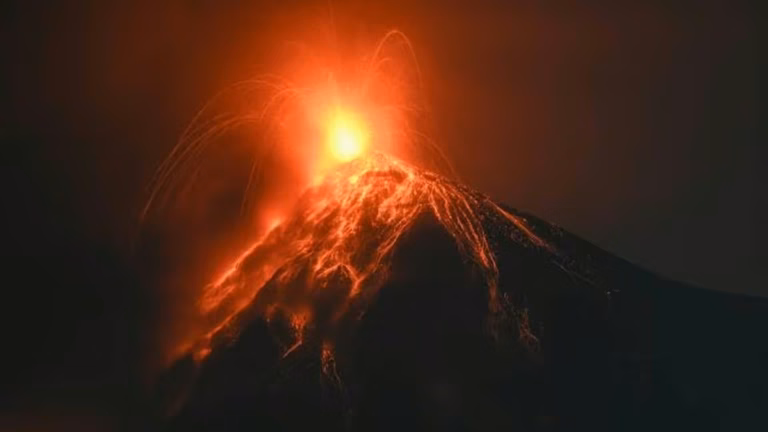 Volcán de Fuego en erupción con columna de ceniza