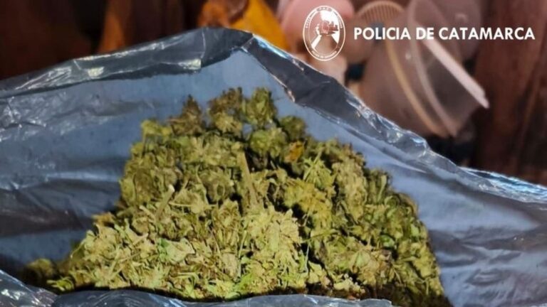 Uniformados policiales en la puerta de una vivienda en Ancasti