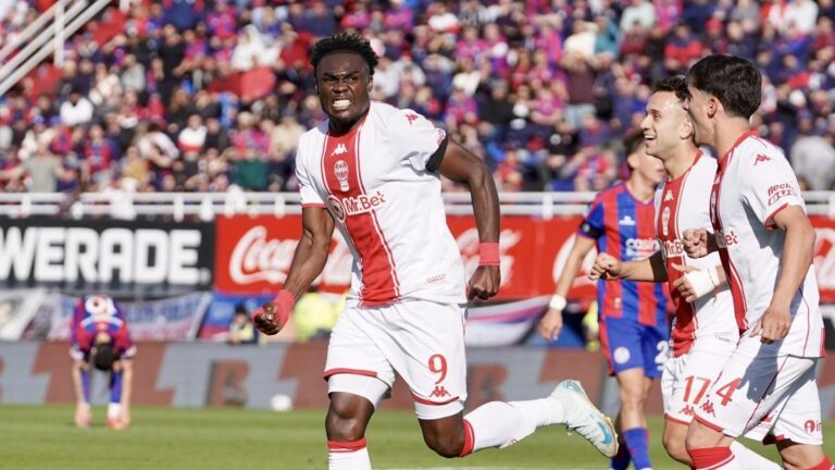 Jugadores de Huracán y San Lorenzo en el partido en el Nuevo Gasómetro