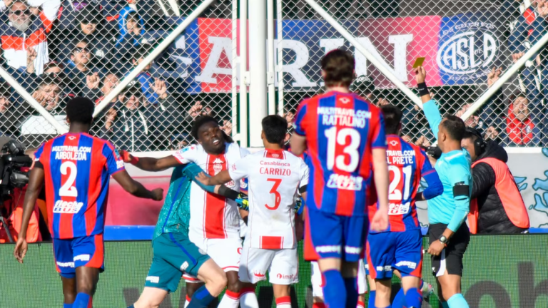 Jordy Caicedo celebra un gol ante San Lorenzo en el Nuevo Gasómetro