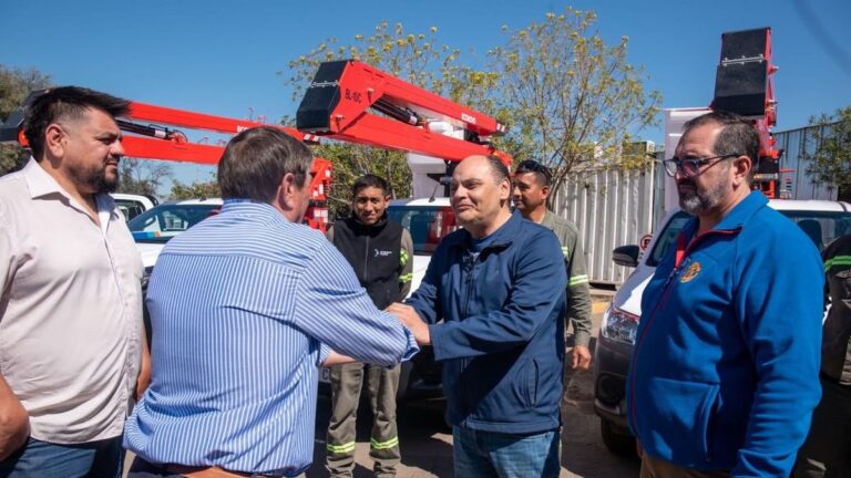 Entrega de vehículos municipales para alumbrado e higiene urbana en Catamarca