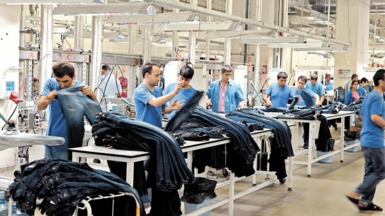 Fábrica textil con maquinaria industrial
