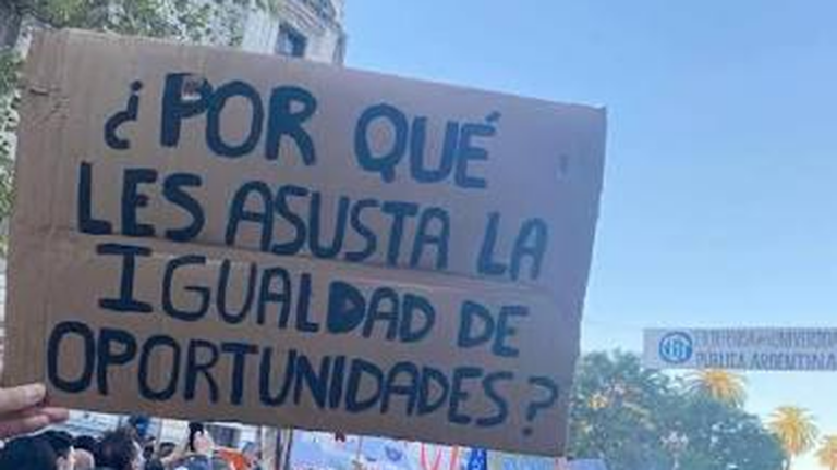 Jóvenes en un aula universitaria