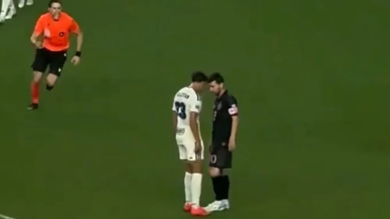 Lionel Messi y Quinn Sullivan durante el partido entre Inter Miami y Philadelphia Union