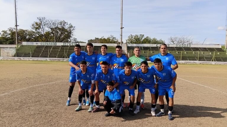 Balón de fútbol sobre césped