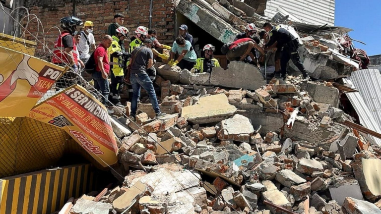 Rescatistas buscan sobrevivientes entre escombros en Colombia tras el terremoto