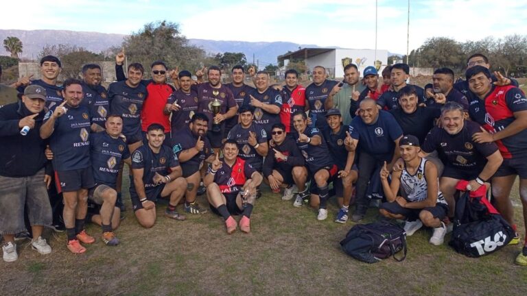 Equipo de la Intermedia de Hurones Rugby Valle Viejo celebrando un título