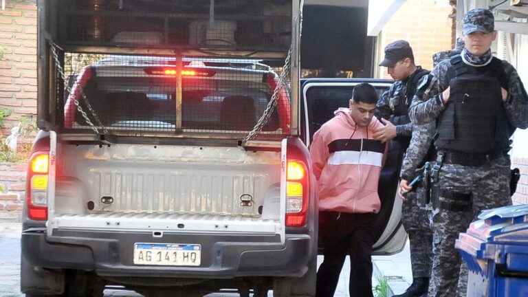 Imputado Marcelo Joaquín Tula con custodia policial en el CIF