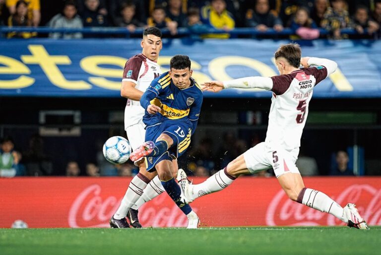 Jugadores de Lanús conversan con el árbitro durante el partido contra Boca