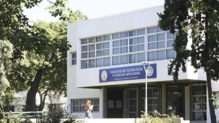 Lanzamiento del programa Lomatón Catamarca en el auditorio de la Facultad de Tecnología y Ciencias Aplicadas de la UNCA
