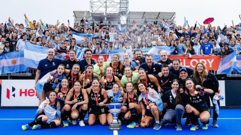 Equipo argentino femenino de hockey sobre césped celebrando el título mundial