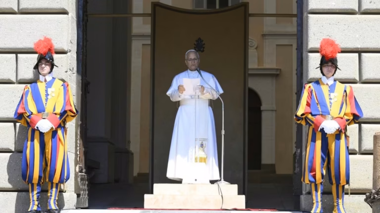 El Papa León XIV durante el ángelus en Castel Gandolfo