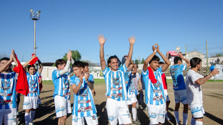 Jugadores de Liberal Argentino celebrando el ascenso