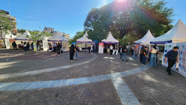 Estudiantes secundarios en feria educativa Modo Futuro On en Catamarca