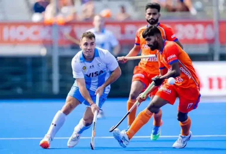 Jugadores de la Selección Argentina de hockey sobre césped celebrando un gol ante India