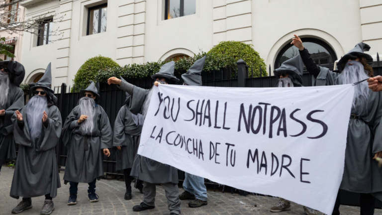 Manifestantes vestidos como Gandalf durante protesta en Palermo