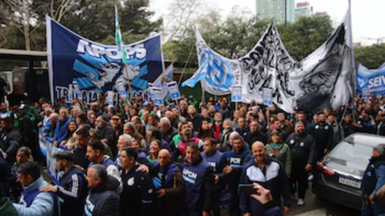 Protesta frente al Ministerio de Economía durante la Marcha de los Endeudados