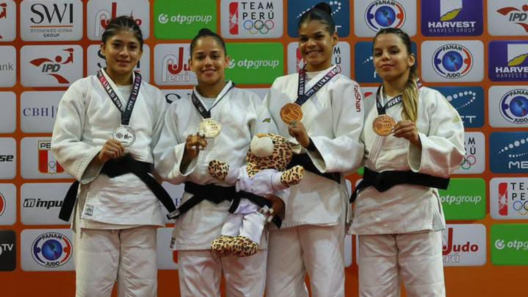 Mikaela Rojas en el podio del Open Panamericano de Judo