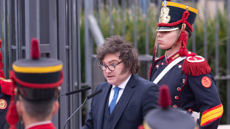 Javier Milei durante el acto por el aniversario de San Martín en la Plaza San Martín de Retiro
