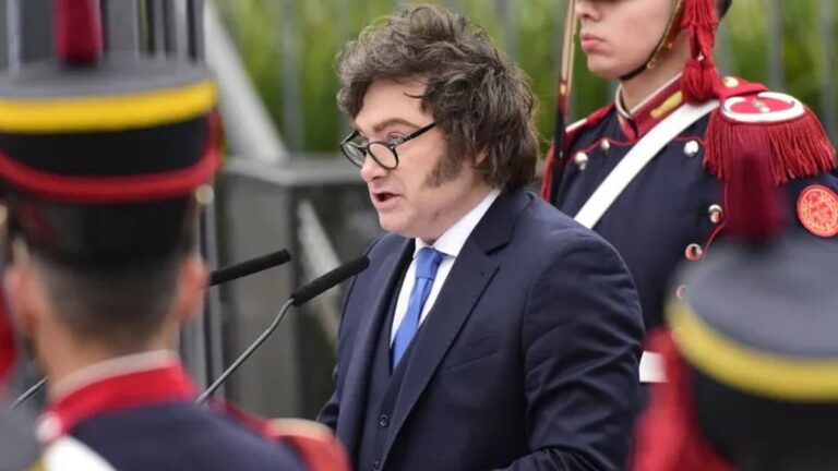 Javier Milei durante el acto por el aniversario de la muerte de San Martín en Plaza San Martín