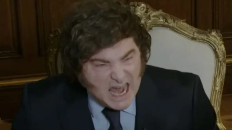 Javier Milei hablando en un acto
