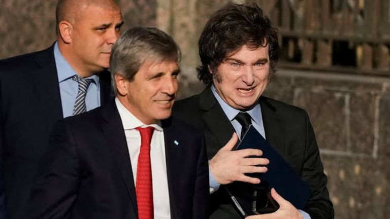 Javier Milei y Luis Caputo en un acto oficial