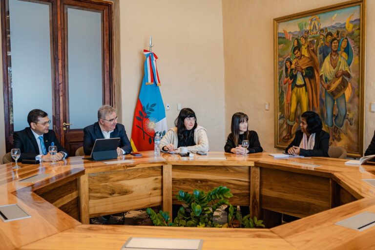 Reunión entre el gobernador Raúl Jalil y directivos de NMDC Limited en Catamarca