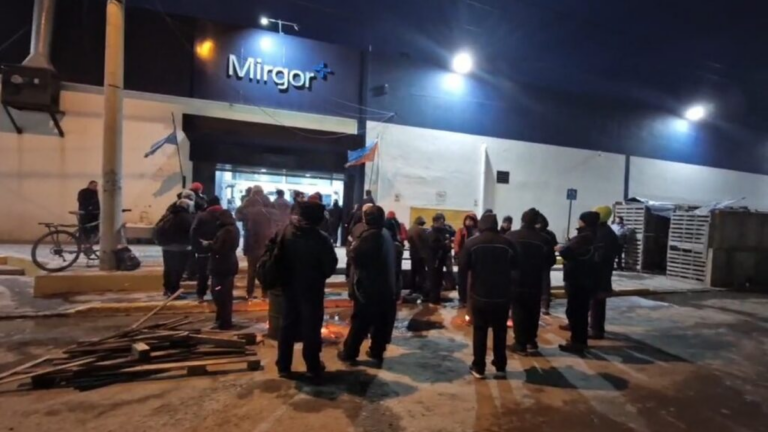 Trabajadores protestando frente a una planta de Mirgor en Río Grande