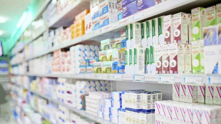 Medicamentos en una farmacia