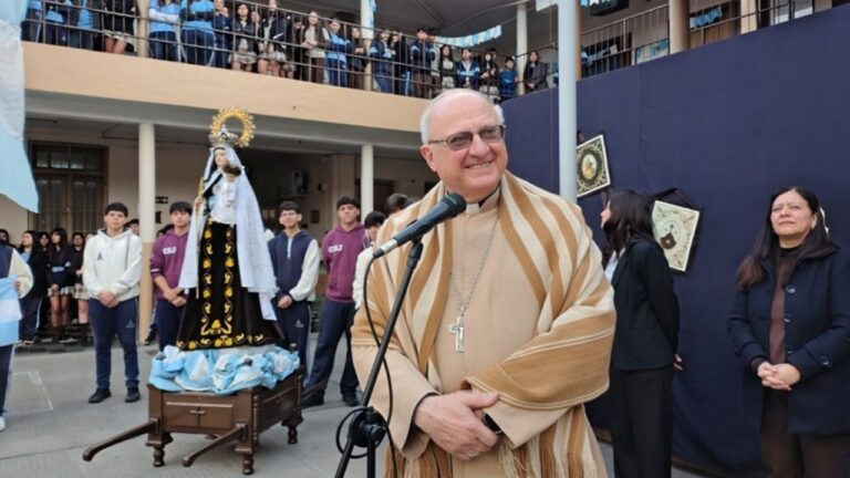 Obispo Luis Urbanc durante visita pastoral a instituciones educativas