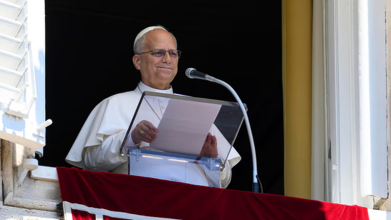 El papa León XIV durante el Ángelus en el Vaticano