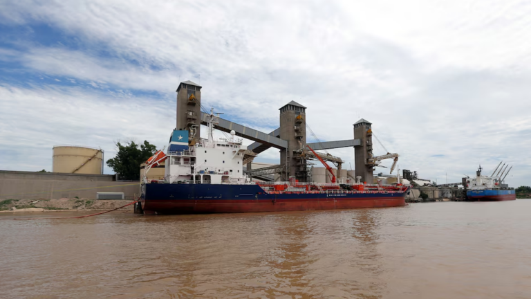 Puerto con buques de carga y grúas en actividad