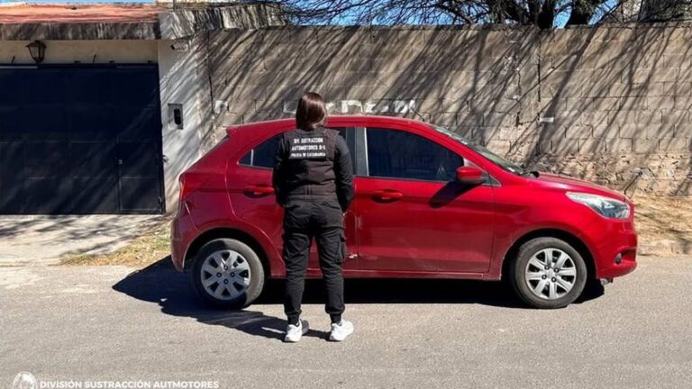 Automóvil Ford Ka bordó recuperado por la Policía de Catamarca