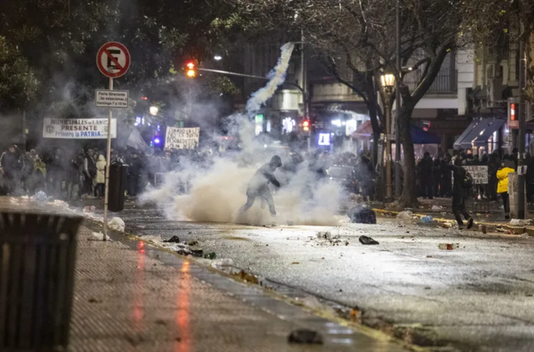 Manifestantes y fuerzas federales durante la protesta frente al Congreso