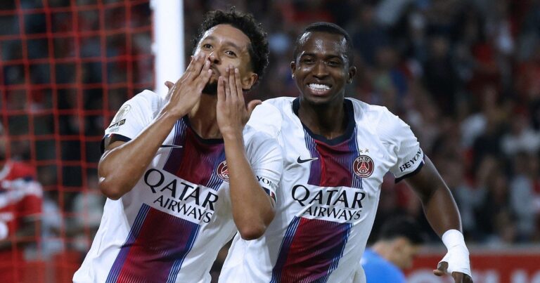 Jugadores del PSG celebran el gol del empate ante Lille