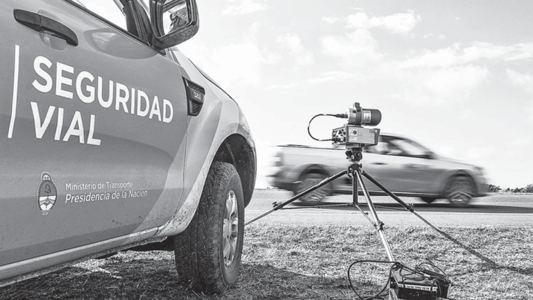 Señal de tránsito y radar de velocidad en ruta