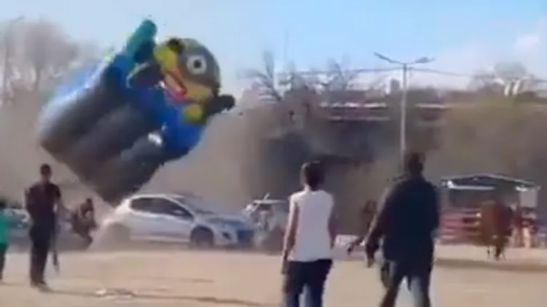 Inflable elevado por el viento en un parque durante un festejo