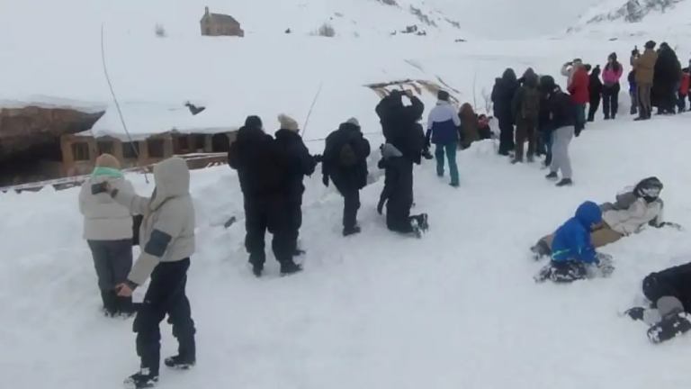 Operativo de rescate de turistas en la alta montaña de Mendoza por nevadas