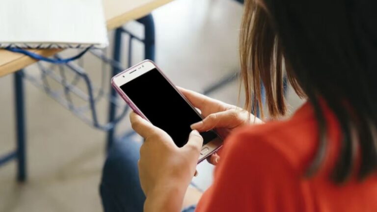 Estudiantes en aula con dispositivos digitales