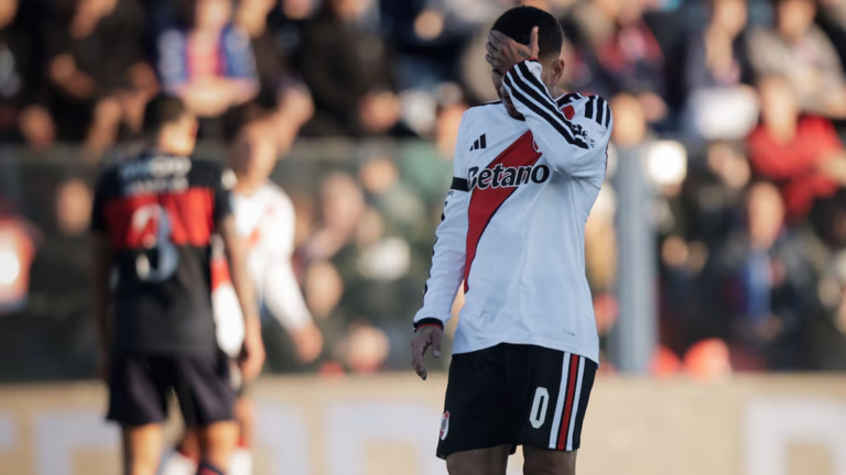Jugadores de Tigre y River durante el partido en el Estadio José Dellagiovanna