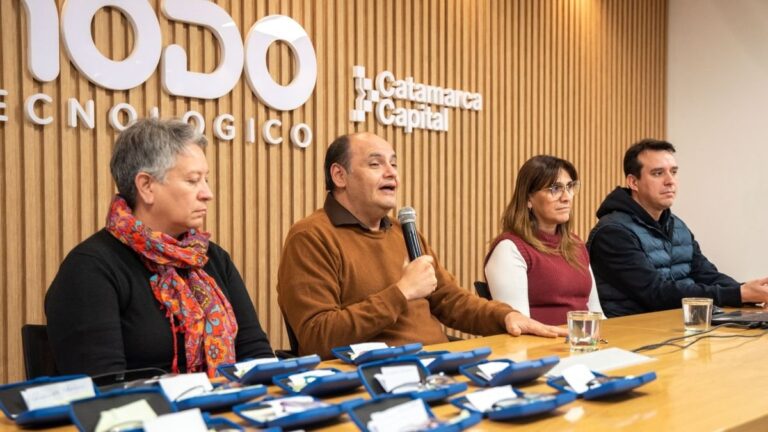 Gustavo Saadi durante la entrega de anteojos a vecinos de la Capital
