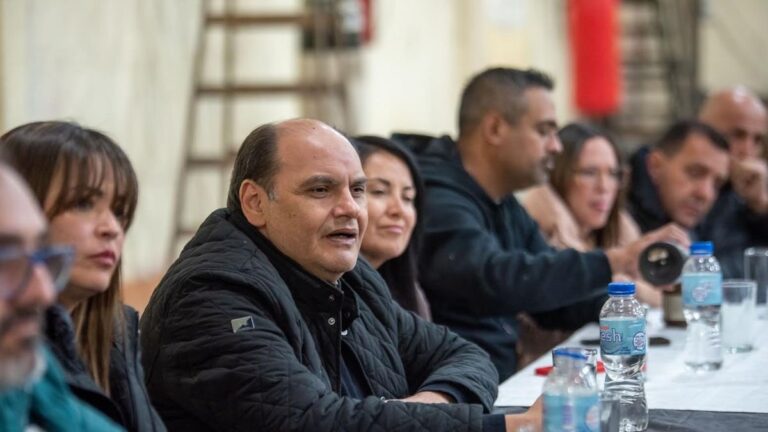 Gustavo Saadi junto a vecinos de Villa Cubas en el Centro Vecinal Comunidad y Progreso