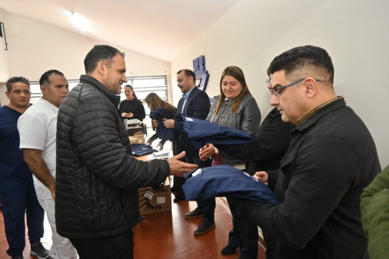 Entrega de indumentaria al personal del Hospital San Juan Bautista