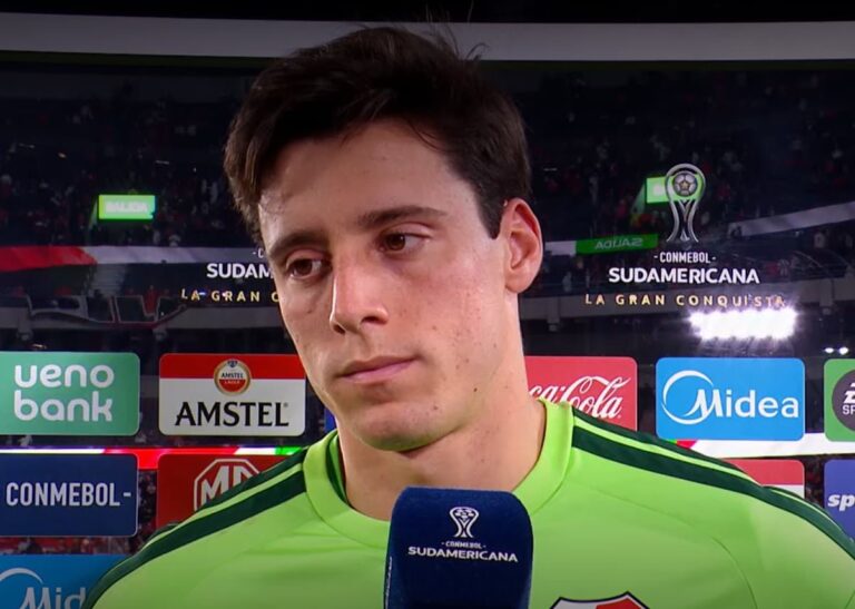 Santiago Beltrán, arquero de River, durante la definición por penales